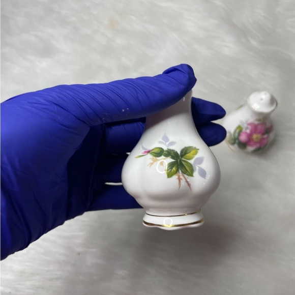 Ceramic Salt And Pepper Shaker Imported From
England - Picture 2 of 2